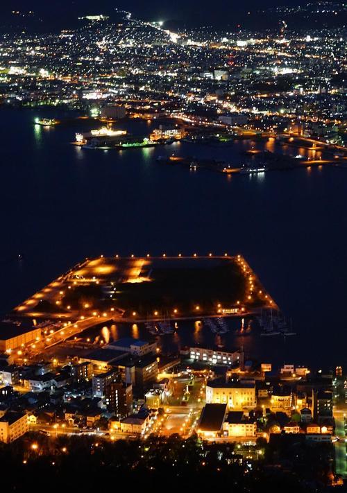 《暖暖环游世界》中的函馆夜景（游戏世界中的函馆夜景尽收眼底）